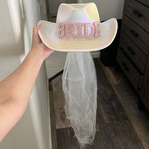 Bridal cowgirl hat with veil